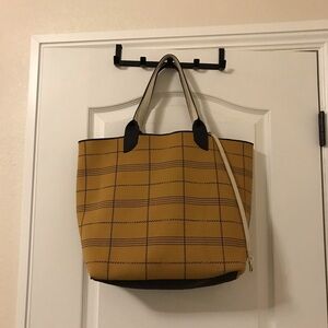 Authentic rothys light weight reversible tote in black glen plaid